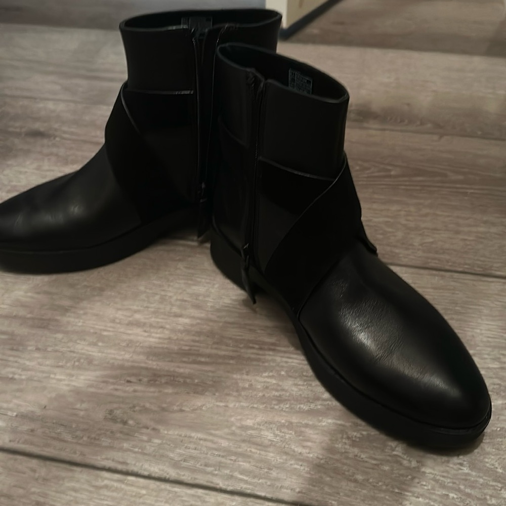 Fit flop boots, never worn